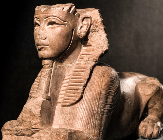 Sphinx presenting offerings
